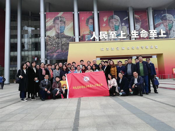 参观抗疫专题展览合影_副本.jpg